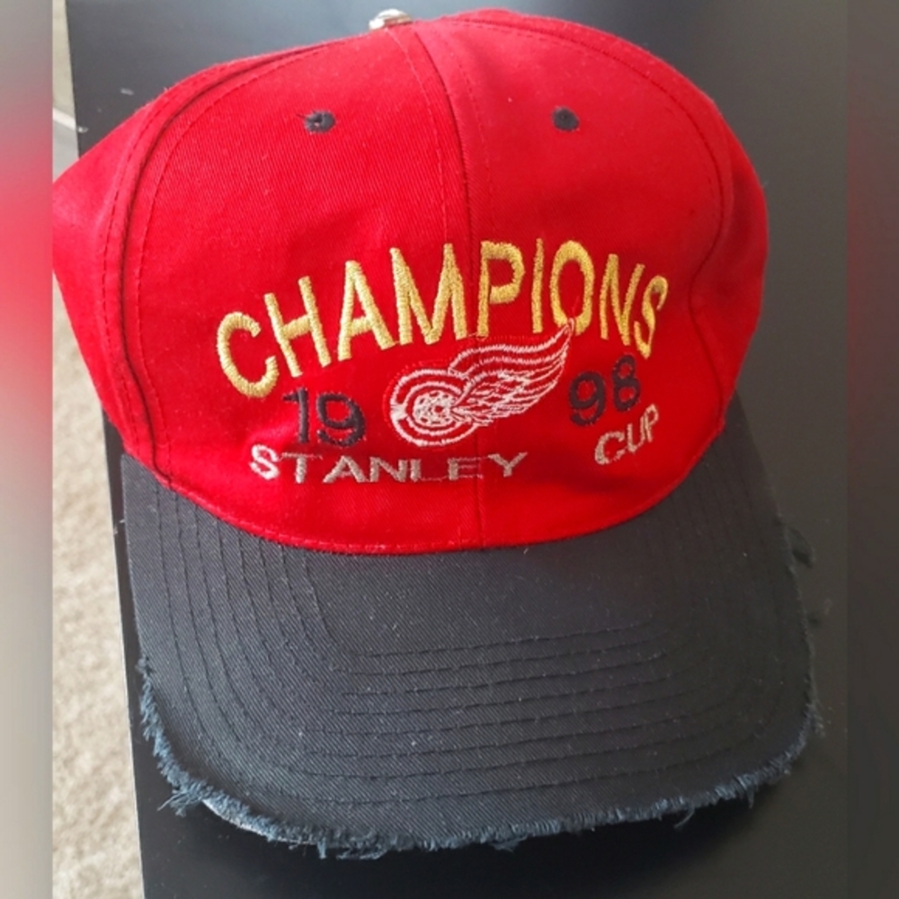 Vintage Red Wings Champion 1998 Snapback HatColor - Red